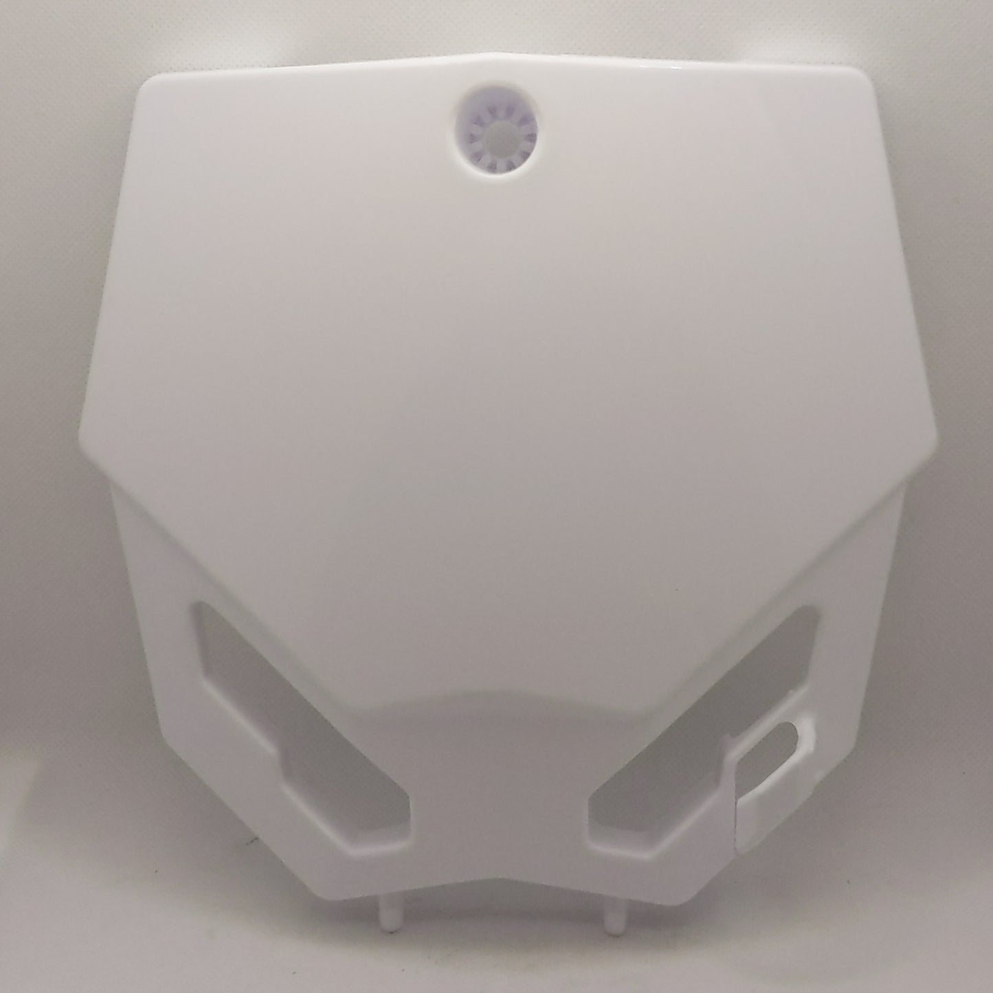 TCMU0041WHT	NUMBER PLATE - FRONT - 2021 - WHITE